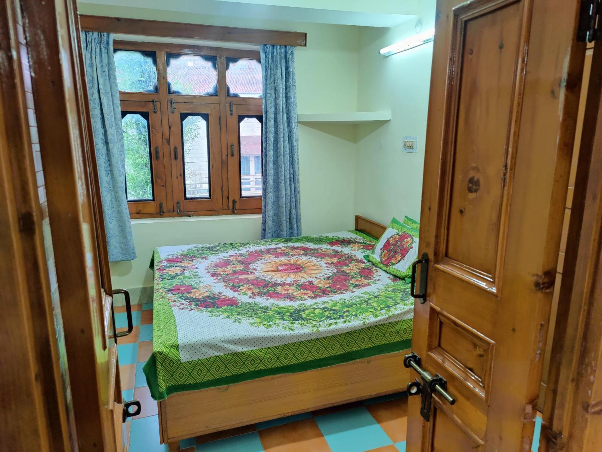 Silk Route Home Stay Kalpa Phòng bức ảnh